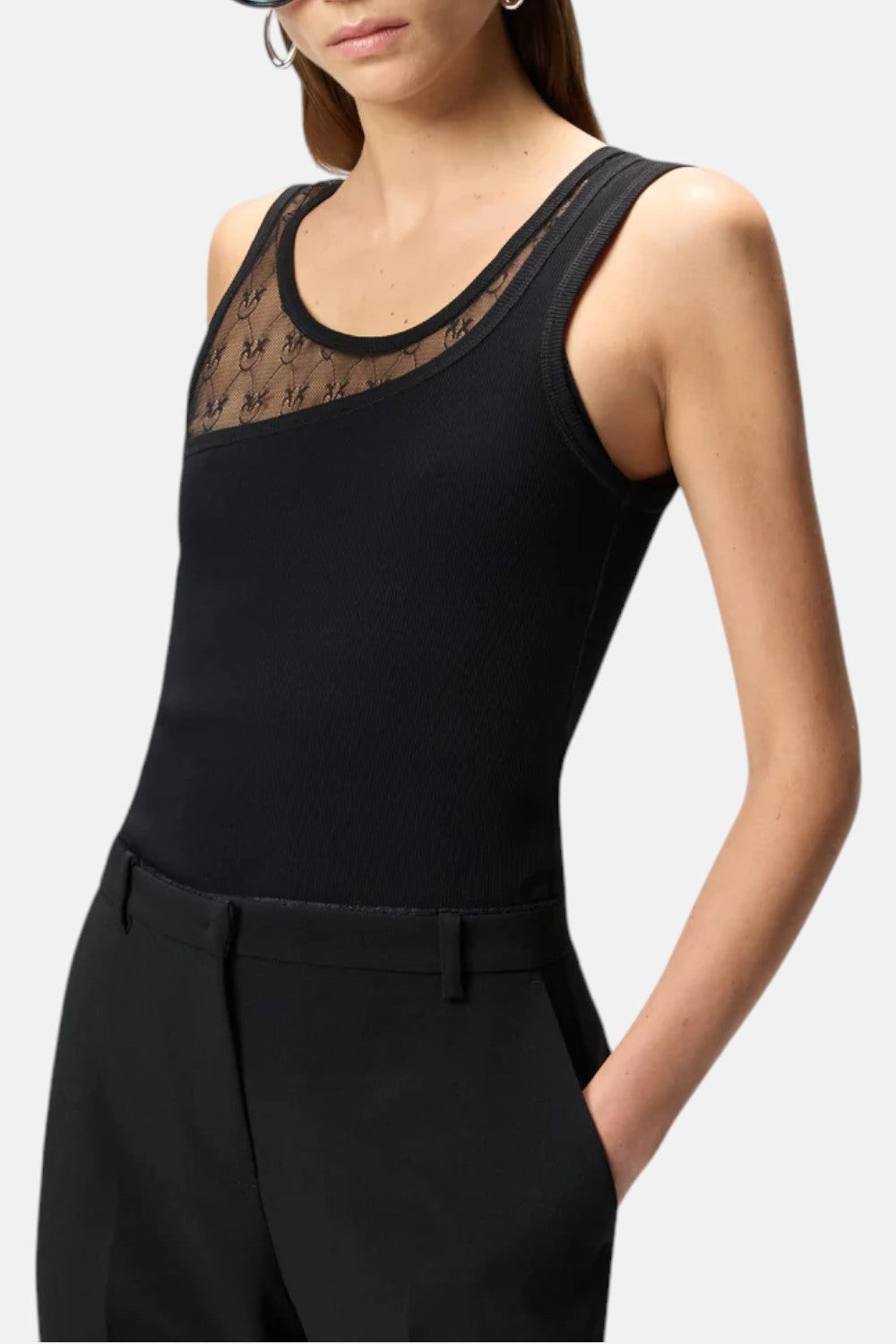 canotta con pizzo cupboard