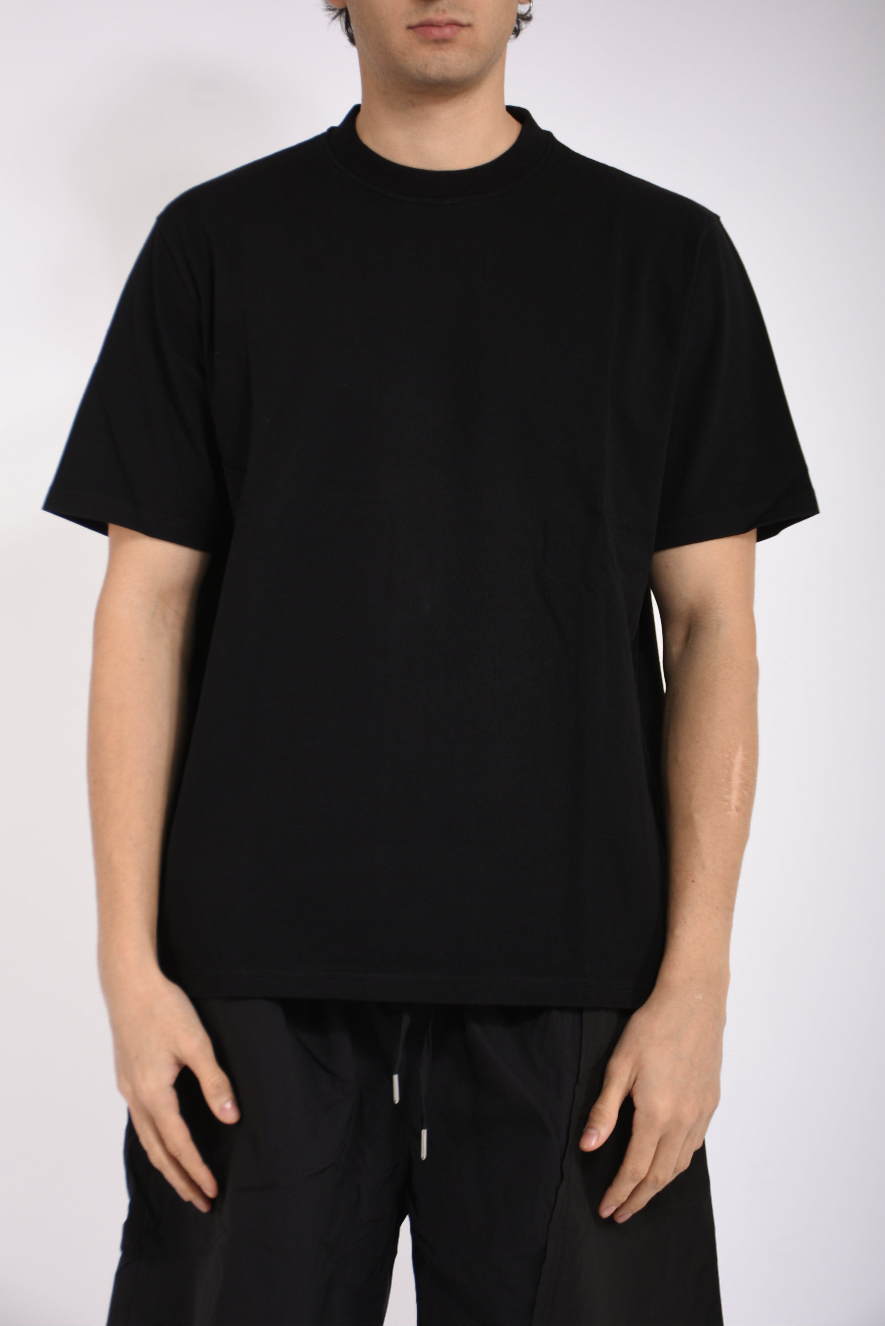 t-shirt big logo