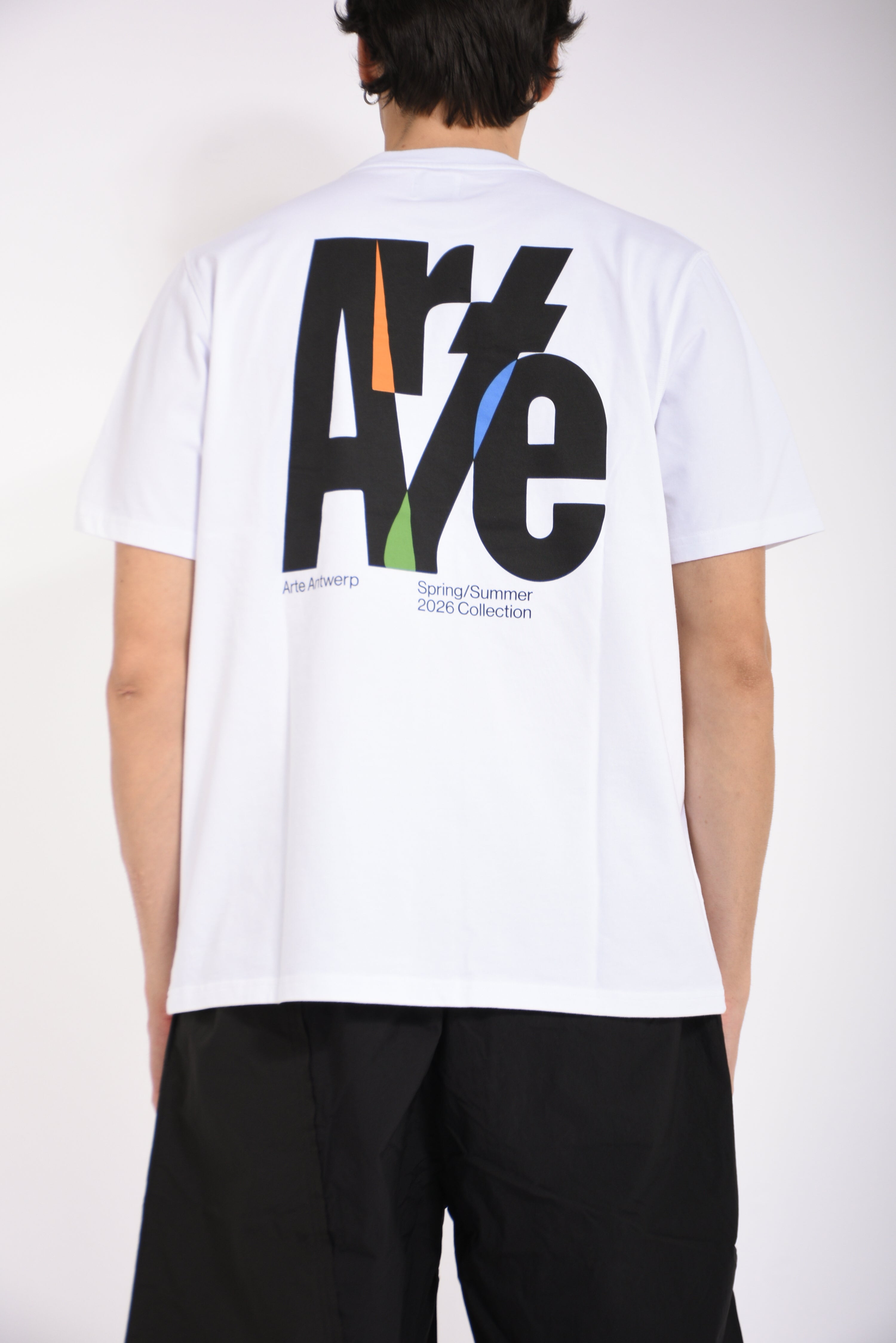 t-shirt big logo