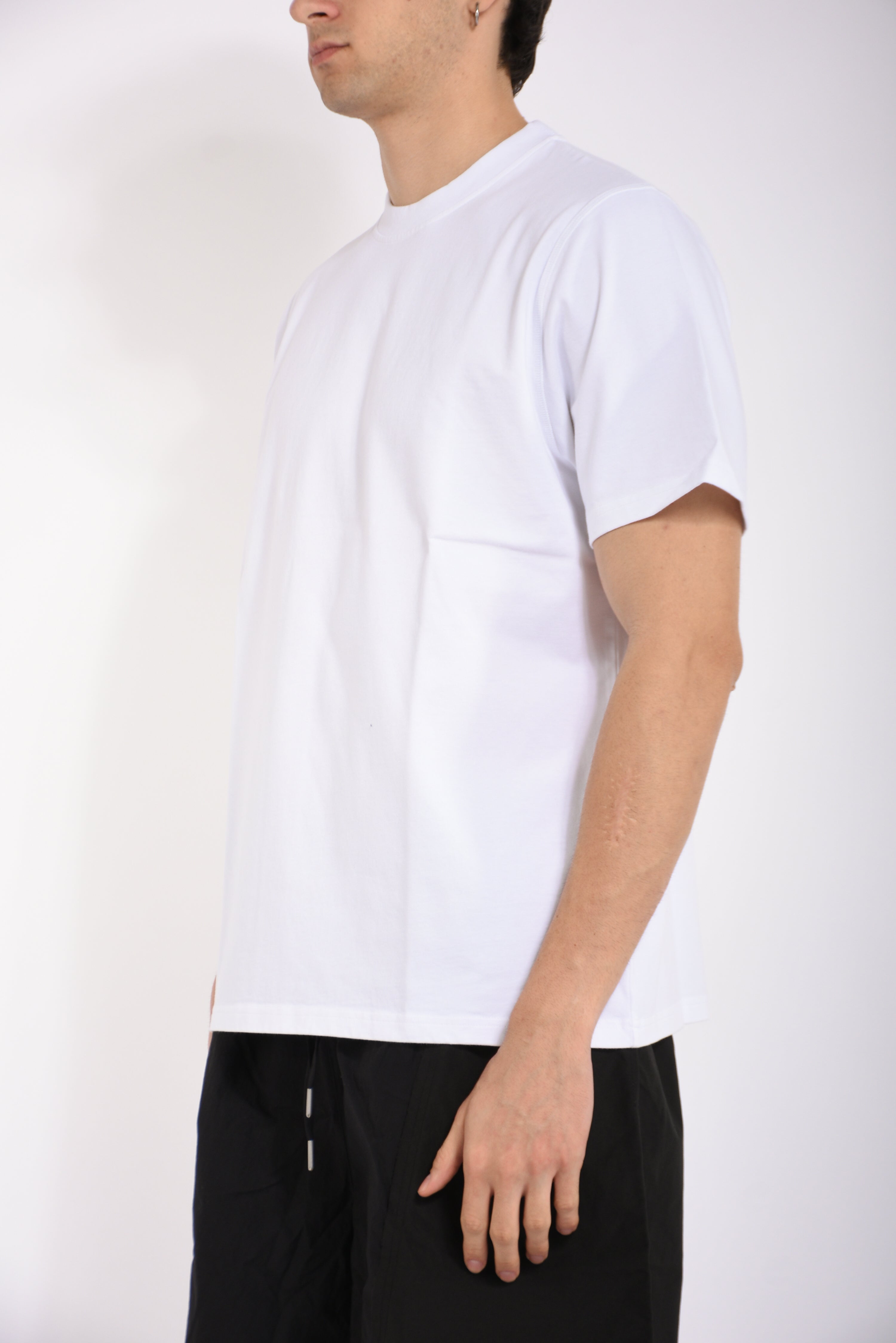 t-shirt big logo