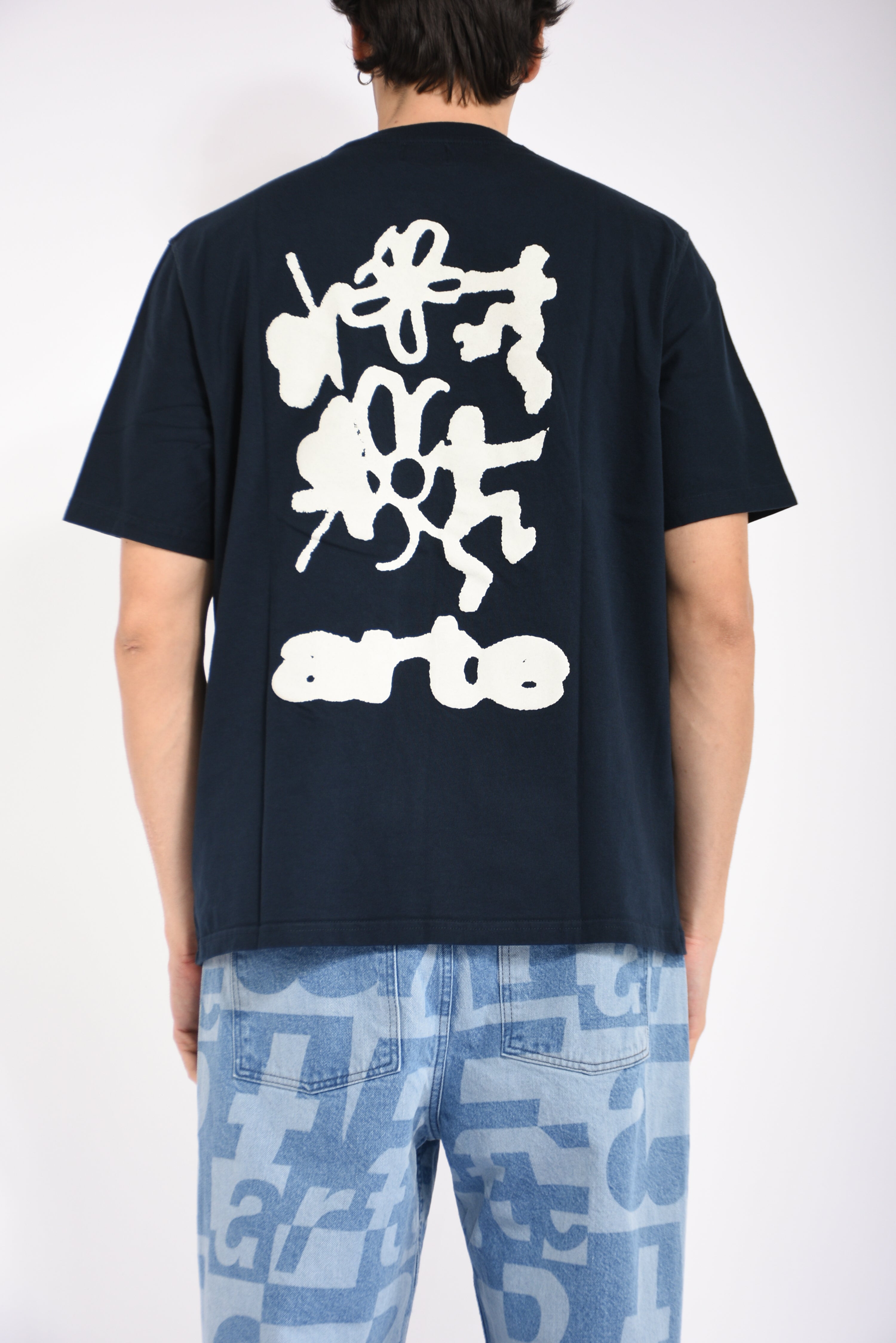 t-shirt blurry back