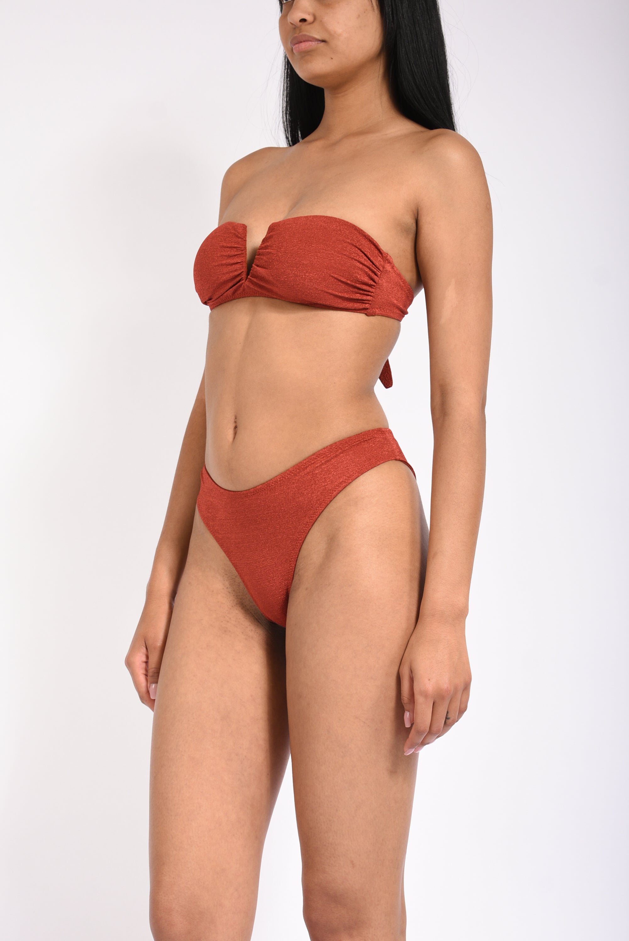 bikini a fascia a v con slip fisso